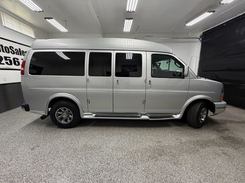 Used 2016 GMC Savana 2500 RWD image 2