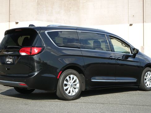 Used 2018 Chrysler Pacifica Touring-L FWD image 4