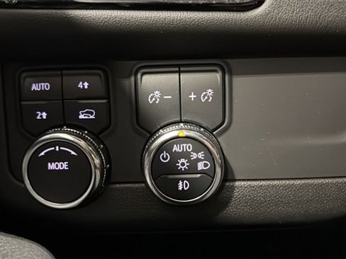 Used 2025 GMC Yukon XL Denali image 21