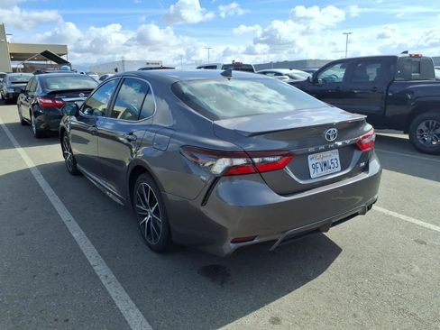 Used 2023 Toyota Camry SE FWD image 4