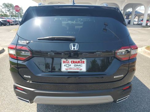 Used 2024 Honda Pilot Touring image 4