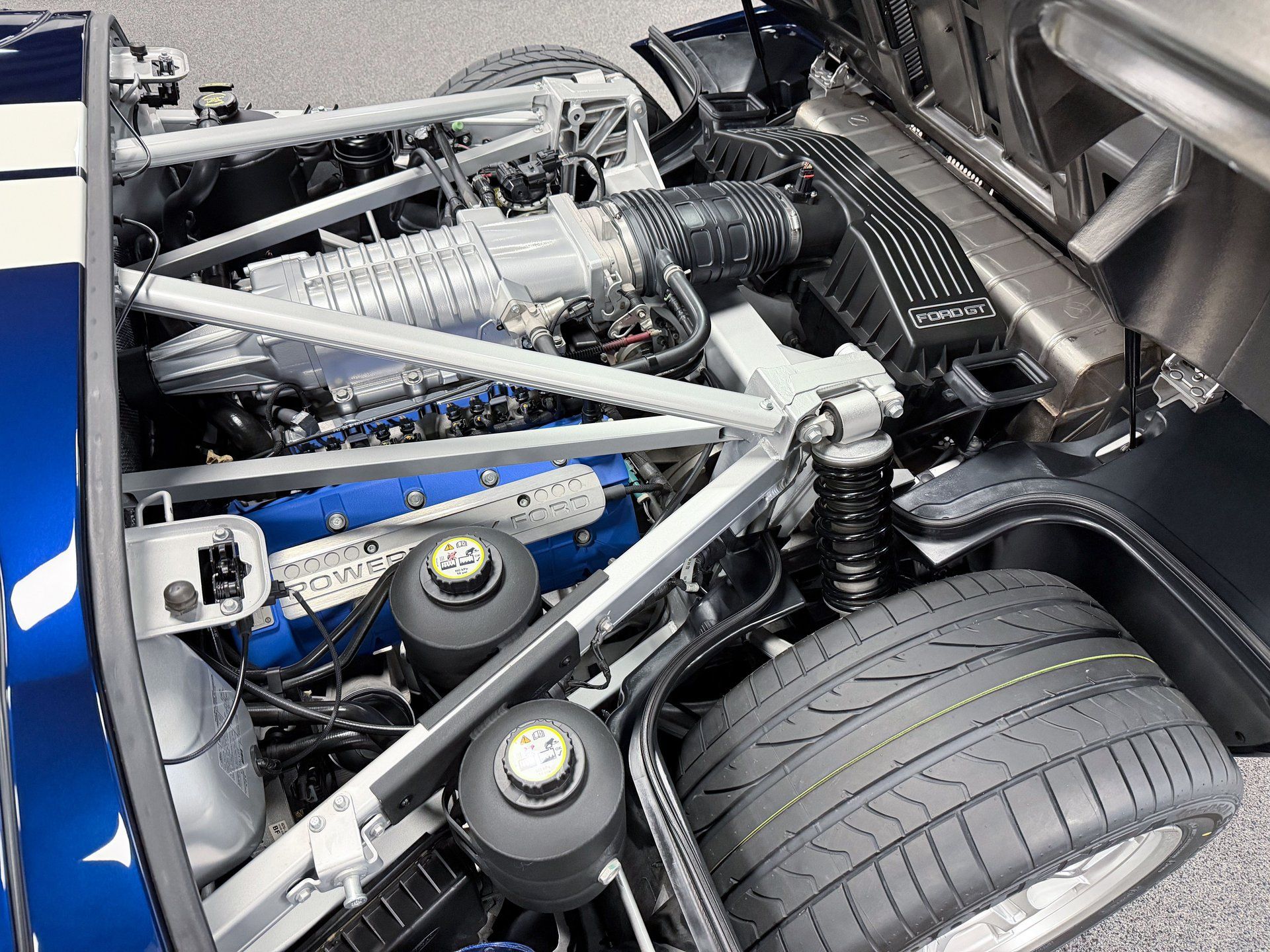 Used 2006 Ford GT RWD image 14