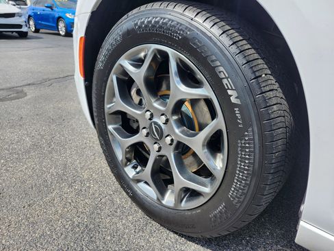 Used 2017 Chrysler 300 S w/ 300S Premium Group image 35