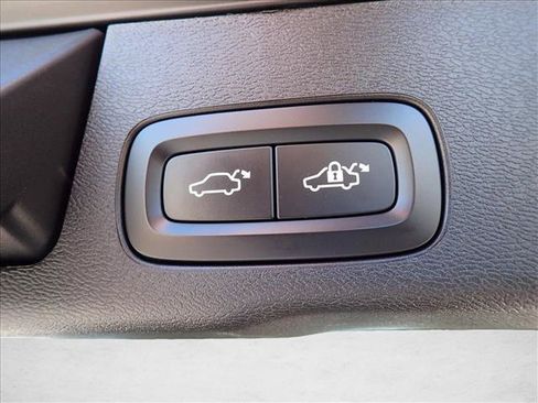 Used 2025 Volvo XC60 B5 Plus AWD/4WD image 9
