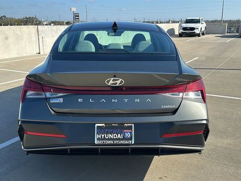 Used 2025 Hyundai Elantra Limited image 12