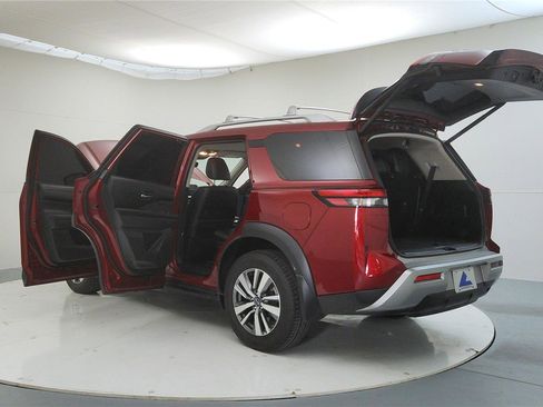 Used 2024 Nissan Pathfinder SL image 11