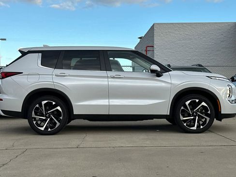 Used 2024 Mitsubishi Outlander SE image 2