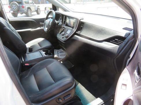 Used 2017 Toyota Sienna SE image 13