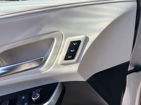 Used 2025 Toyota Sienna Platinum image 11