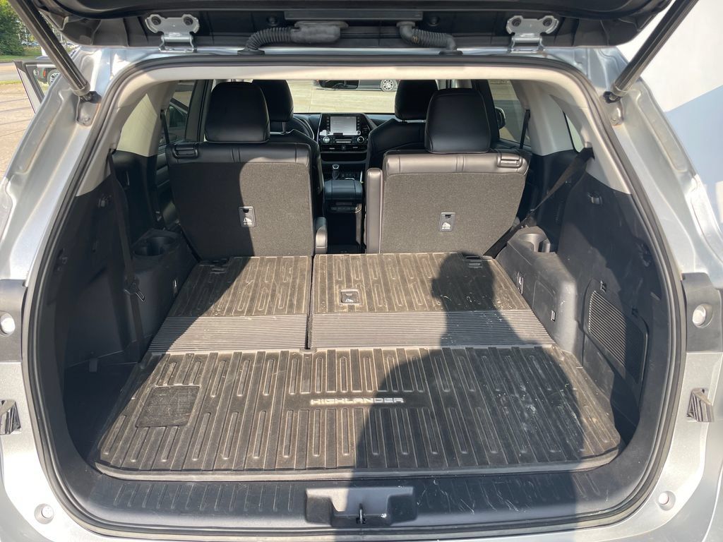 Used 2022 Toyota Highlander XLE AWD/4WD image 18