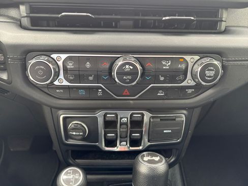 Used 2024 Jeep Wrangler Unlimited Sahara AWD/4WD image 28