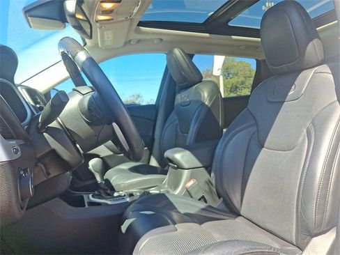 Used 2017 Jeep Cherokee Overland w/ Technology Group image 13