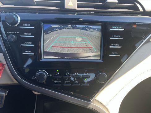 Used 2018 Toyota Camry L image 22