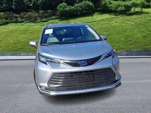 Used 2024 Toyota Sienna XLE image 3