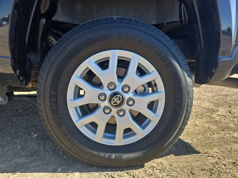 Used 2025 Toyota Tacoma SR5 AWD/4WD image 32