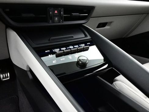 Certified 2025 Porsche Macan Turbo Electric AWD/4WD image 11