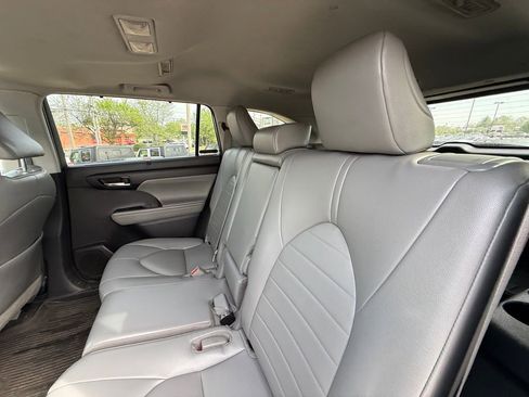 Used 2022 Toyota Highlander XLE AWD/4WD image 25