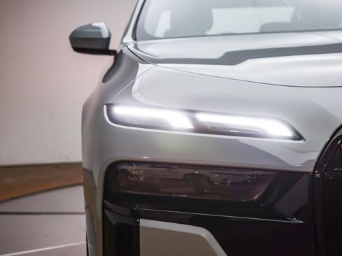 Certified 2023 BMW 740i w/ Parking Assistance Package image 5