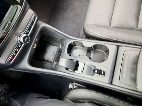 Certified 2025 Volvo XC40 B5 Core image 26