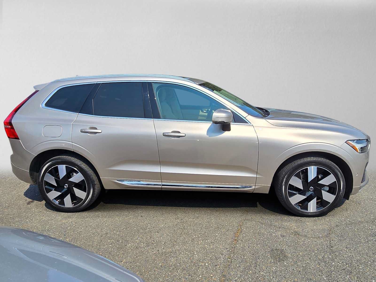 Used 2023 Volvo XC60 T8 Ultimate w/ Climate Package AWD/4WD image 2