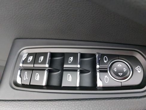 Certified 2025 Porsche Macan image 30