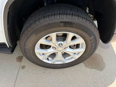 Used 2023 Jeep Grand Cherokee Limited AWD/4WD image 32
