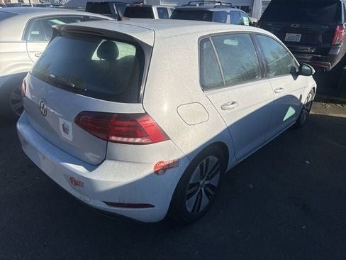 Used 2018 Volkswagen e-Golf SE image 3