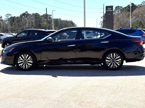 Used 2024 Nissan Altima 2.5 SV image 11