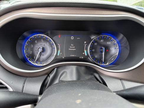 Used 2018 Chrysler Pacifica Touring-L w/ Advanced Safetytec Group FWD image 30