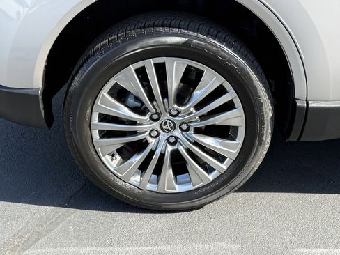 Certified 2021 Toyota Venza Limited image 14