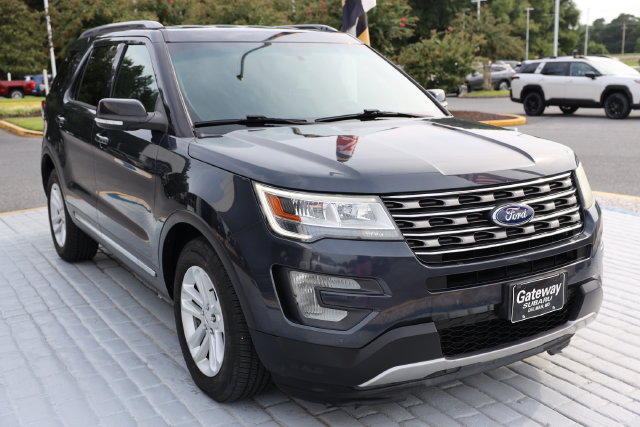 Used 2017 Ford Explorer XLT w/ Equipment Group 201A FWD image 7