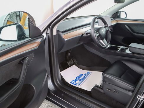 Used 2025 Tesla Model Y Long Range AWD/4WD image 3