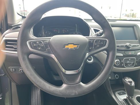Used 2018 Chevrolet Equinox LS image 16
