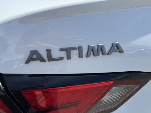 Used 2025 Nissan Altima 2.5 SV FWD image 28