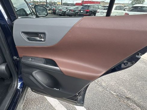 Used 2023 Toyota Venza Limited image 17