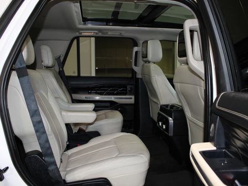 Used 2018 Ford Expedition Platinum RWD image 44
