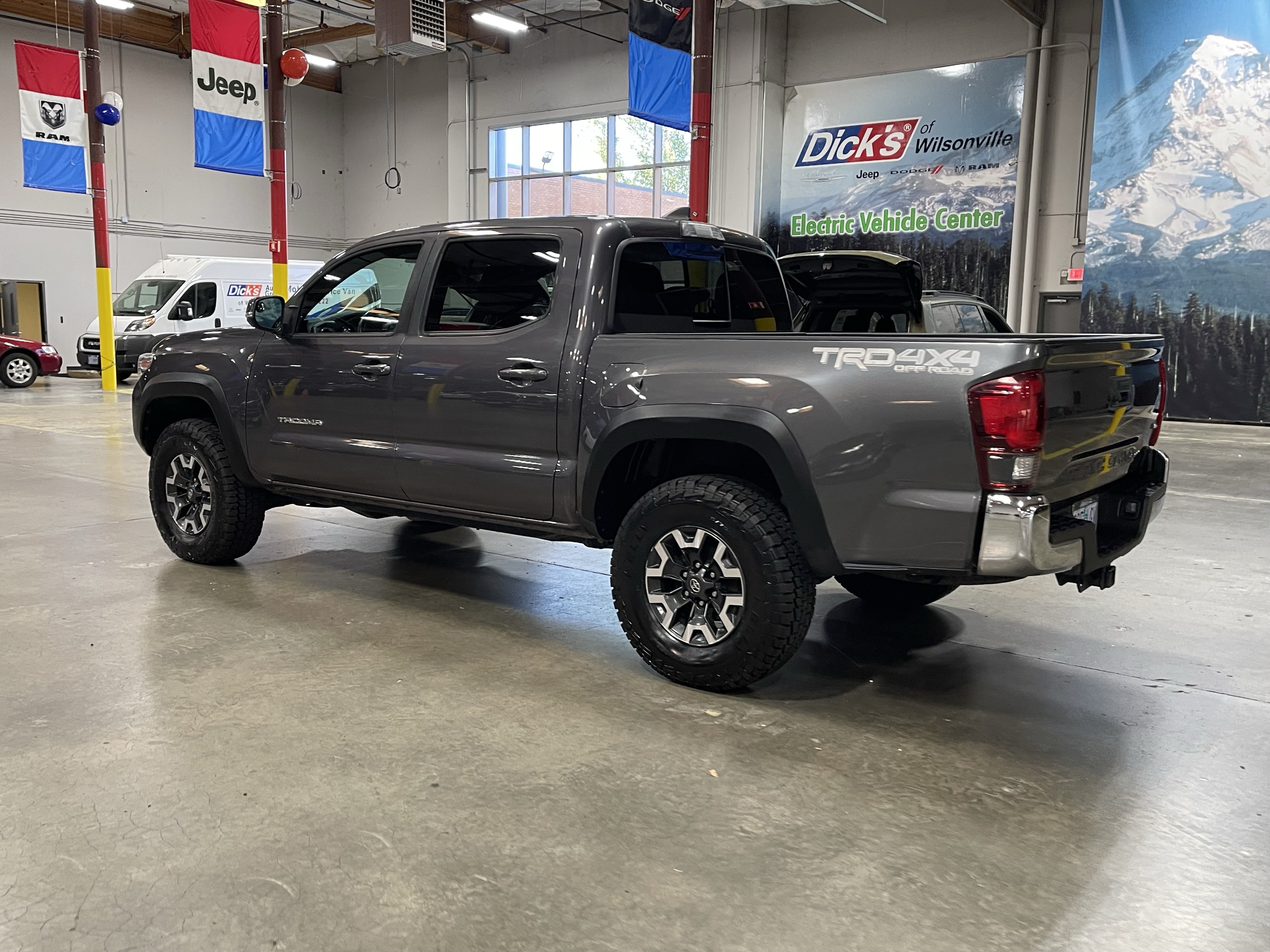 Used 2019 Toyota Tacoma TRD Off-Road AWD/4WD image 3