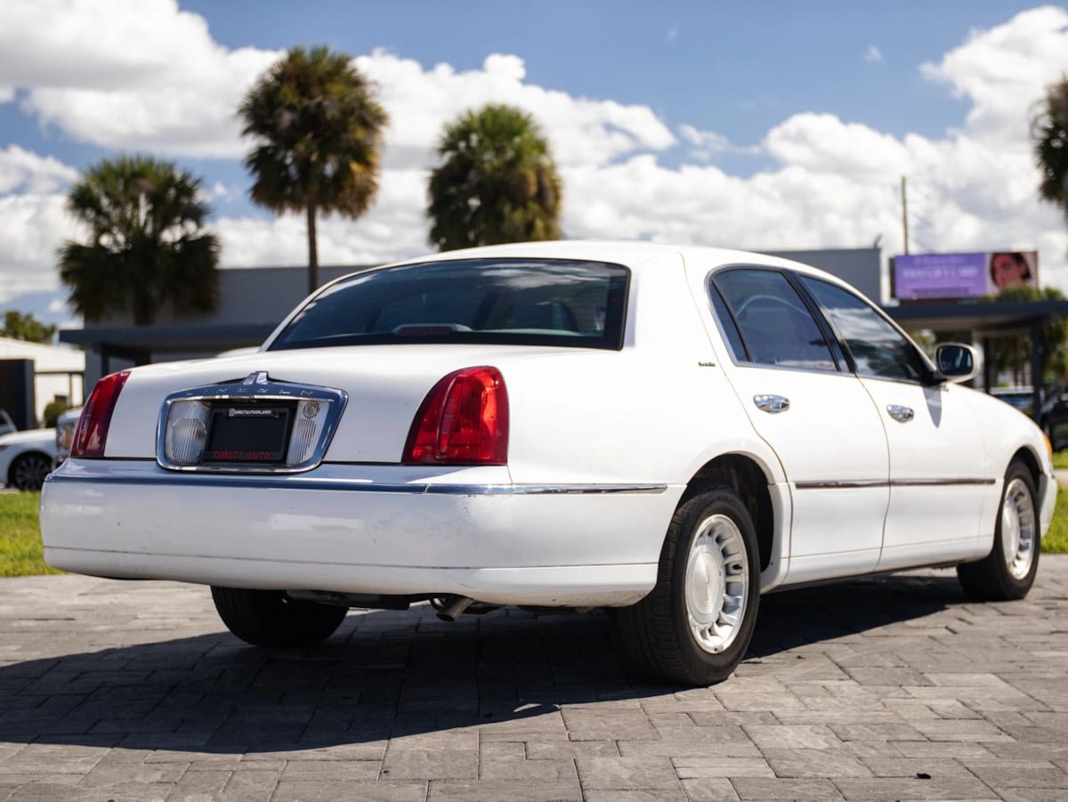 Used 2000 Lincoln Town Car Executive RWD image 15