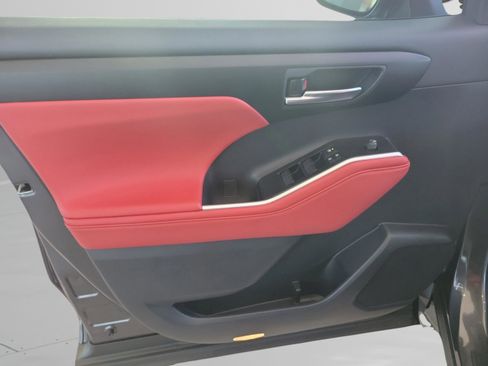 Certified 2025 Toyota Highlander XSE image 26