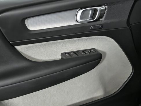 Used 2019 Volvo XC40 T5 Momentum image 17