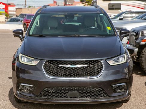 Used 2021 Chrysler Pacifica Touring-L FWD image 4