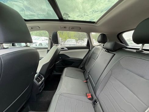Used 2025 Volkswagen Taos SE w/ Panoramic Sunroof Package image 16