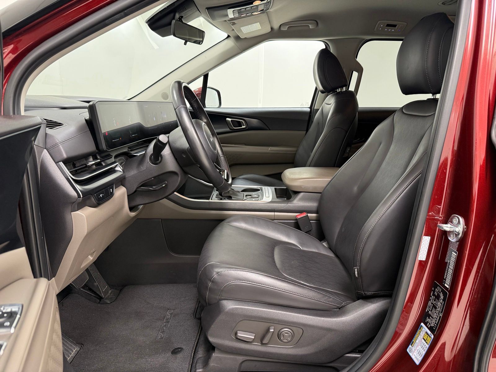Used 2025 Kia Carnival FWD image 13