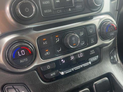 Used 2020 Chevrolet Suburban LT RWD image 20