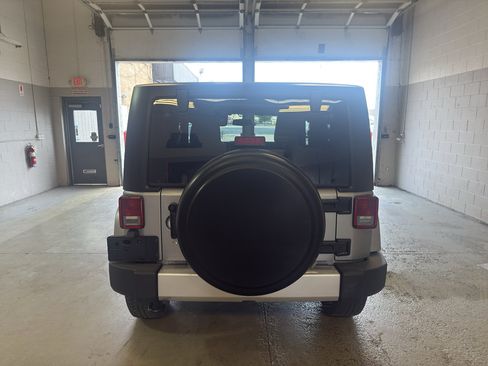 Used 2015 Jeep Wrangler Sahara w/ Connectivity Group AWD/4WD image 7