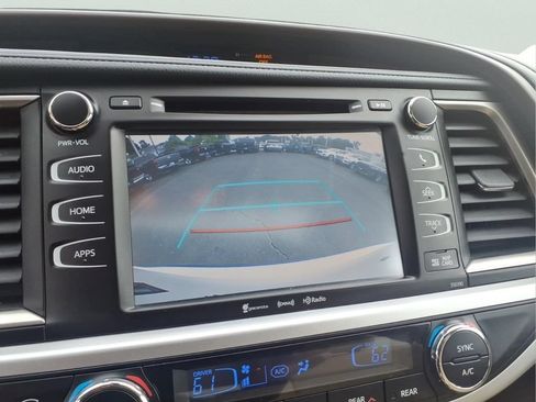 Used 2019 Toyota Highlander XLE AWD/4WD image 26