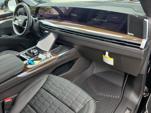 New 2026 Cadillac Escalade ESV Platinum Sport w/ LPO, ONYX Package image 11