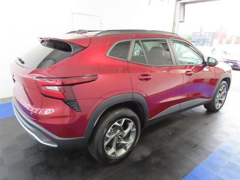 Used 2025 Chevrolet Trax LT w/ LT Convenience Package FWD image 15