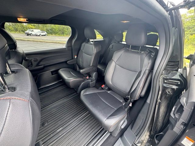 Used 2023 Toyota Sienna XSE AWD/4WD image 18
