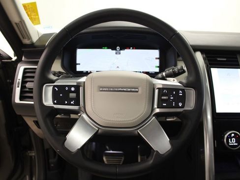 Used 2025 Land Rover Discovery Metropolitan Edition AWD/4WD image 21
